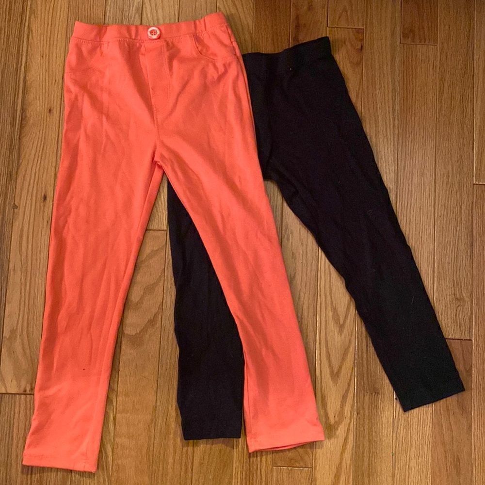 Size 6 leggings. Black is a capri length and the peach is regular length.